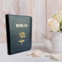 Biblia mica, coperta piele, neagra, index, fermoar, margini aurii, simbol floral, cuv. lui Isus in rosu [047 PFI]