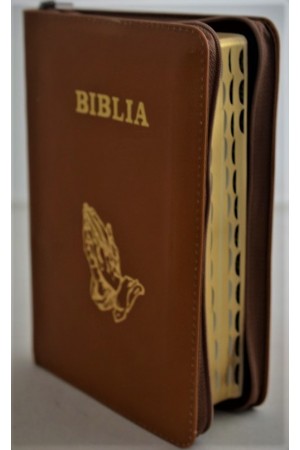 Biblie din piele, marime medie, culoare maro, simbol maini in rugaciune, fermoar, index, margini aurii, [SB 057 PFI]